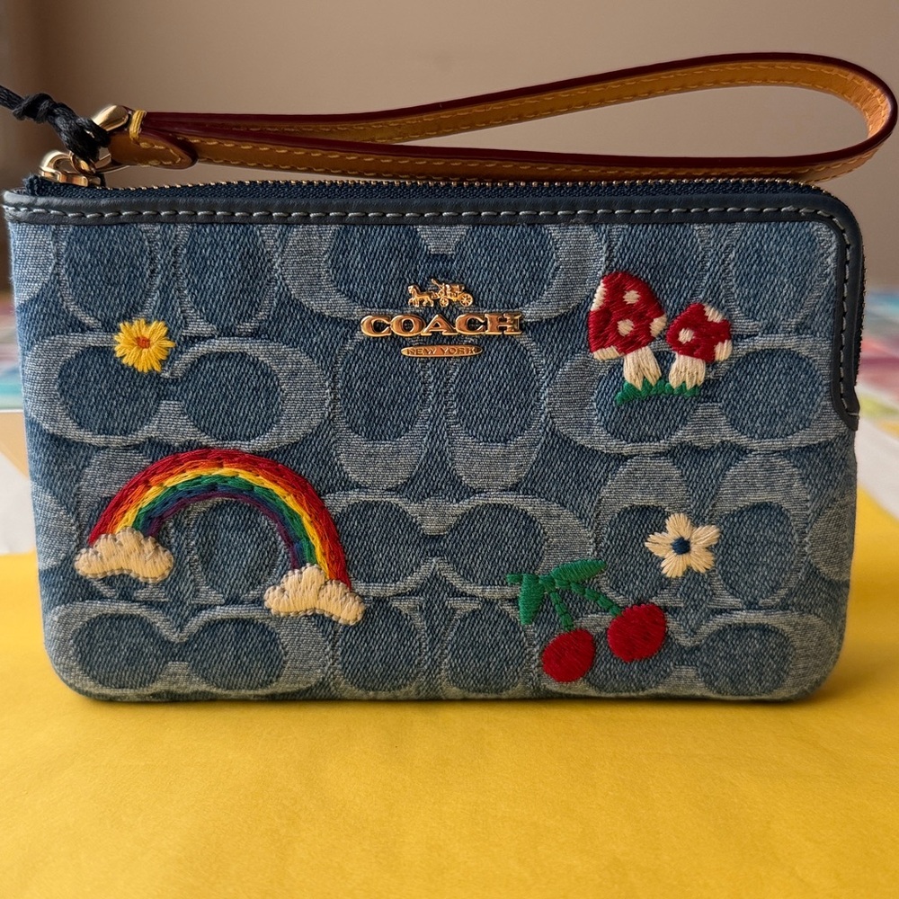 πππ COACH ZIP WRISTLET IN SIGNATURE DENIM πππ NWT πππ - Picture 1 of 16